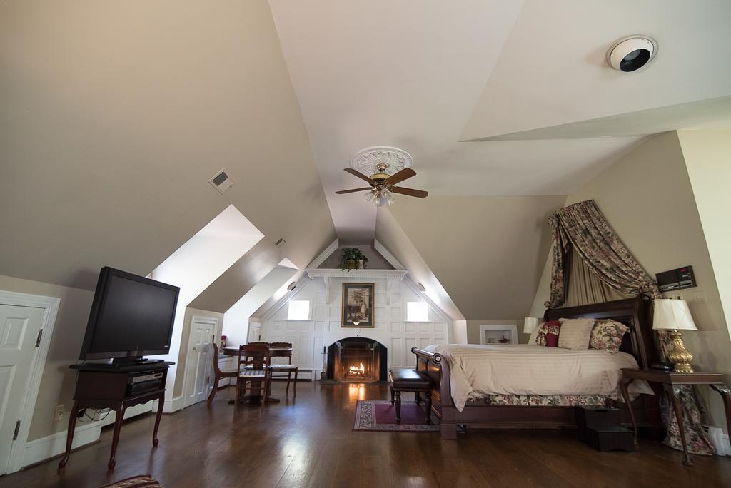 Stafford House Bed & Breakfast Фэрфакс Экстерьер фото